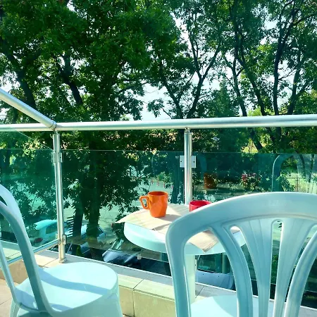 Budget First Sea Line Apt. Flora