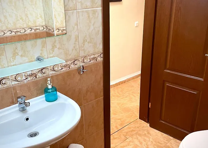 Budget First Sea Line Apt. Flora