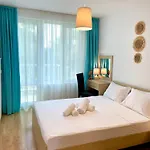 דירה First Sea Line Apartment Flora, Next To The Beach