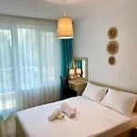 First Sea Line Apartment Flora, Next To The Beach דירה
