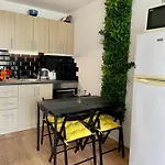First Sea Line Apartment Flora, Next To The Beach דירה