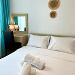 דירה First Sea Line Apartment Flora, Next To The Beach פומורי