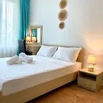 First Sea Line Apartment Flora, Next To The Beach דירה