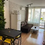 First Sea Line Apartment Flora, Next To The Beach דירה