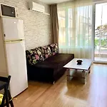 דירה First Sea Line Apartment Flora, Next To The Beach פומורי