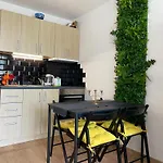 First Sea Line Apartment Flora, Next To The Beach דירה פומורי
