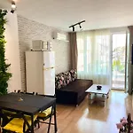 First Sea Line Apartment Flora, Next To The Beach * פומורי