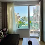 First Sea Line Apartment Flora, Next To The Beach דירה