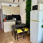 First Sea Line Apartment Flora, Next To The Beach * פומורי