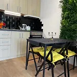 דירה First Sea Line Apartment Flora, Next To The Beach