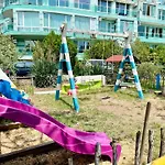 דירה First Sea Line Apartment Flora, Next To The Beach פומורי