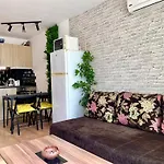 First Sea Line Apartment Flora, Next To The Beach * פומורי