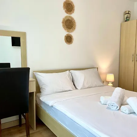 דירה First Sea Line Apartment Flora, Next To The Beach פומורי