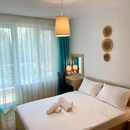 Budget First Sea Line Apt. Flora 公寓