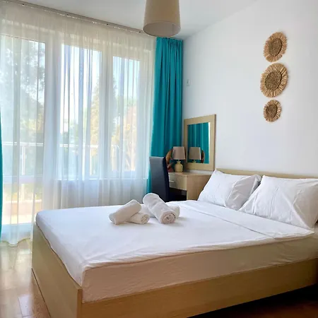 Apartmán First Sea Line Flora, Next To The