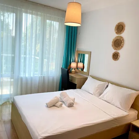 Budget First Sea Line Apt. Flora Apartmán *