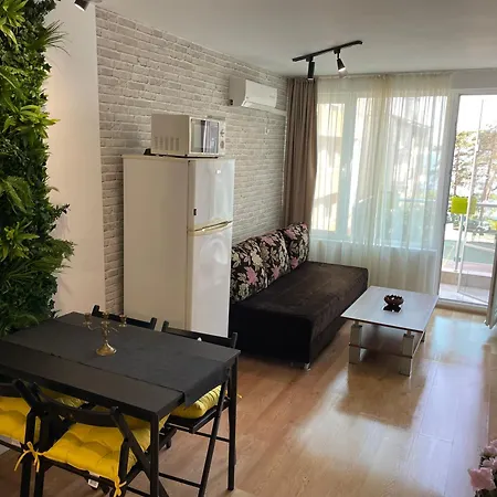 Budget First Sea Line Apt. Flora 公寓