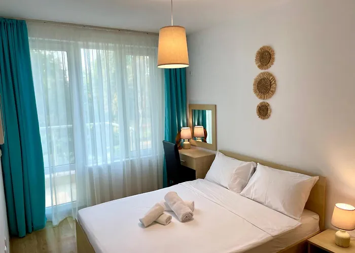 Budget First Sea Line Apt. Flora Apartment